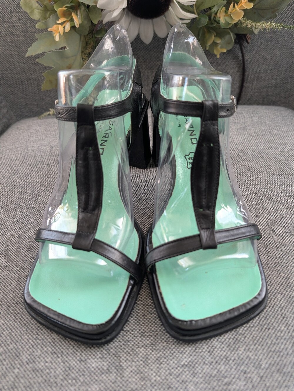 Lungarno Black T-Strap Block Heel Sandals with Mint Insole